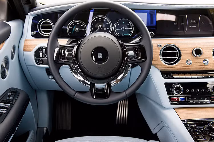 Ở bên trong, khoang nội thất của chiếc Rolls-Royce Cullinan này được bọc da phối màu trắng Grace White chủ đạo cùng điểm nhấn màu xanh Turchese ở lưng ghế, tựa đầu, tấm ốp cửa và thảm sàn.