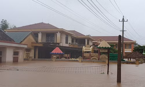Mua lu mien Trung: 5 nguoi chet, hon 15.000 nha bi ngap