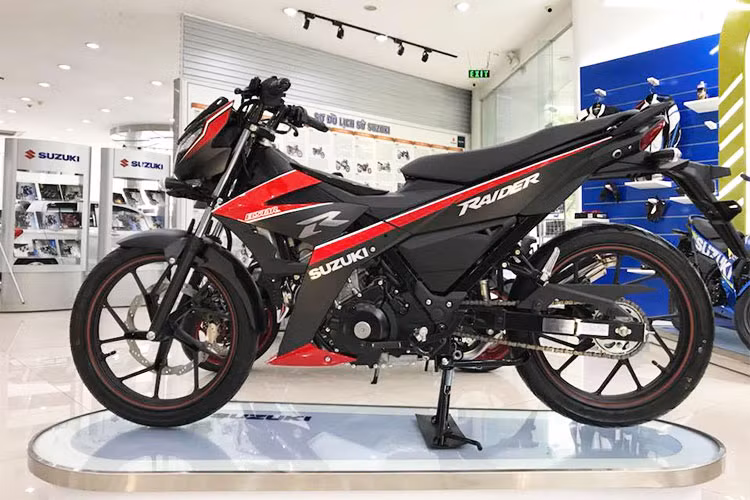 Ở phiên bản đặc biệt này, mẫu xe côn tay Suzuki Raider R150 Yoshimura mới vẫn giữ được nét thiết kế và phong cách hầm hố vốn có của dòng Radier. Thân xe có thiết kế rất nhỏ gọn, dàn áo của xe được tối giản với hai yếm xe nhỏ, nói chính xác là cánh gió ôm sát thân xe.
