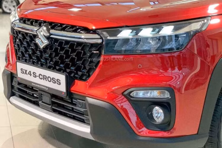 Ở thế hệ mới, Suzuki S-Cross 2022 sử dụng ngôn ngữ thiết kế mới với diện mạo phần đầu gợi nhớ đến "người anh em" XL7 đang bán ở Việt Nam. Trung tâm là lưới tản nhiệt dạng vân lưới sơn đen thể thao, thanh crom vắt ngang giống XL7 nối liền cụm đèn phía trước.