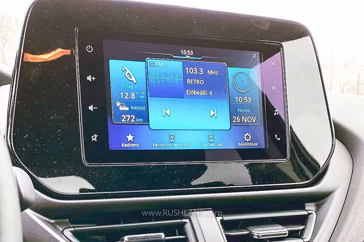 Ở phía sau vô lăng, Suzuki S-Cross 2022 dùng cụm đồng hồ Analog kết hợp màn hình LCD ở vị trí trung tâm để hiển thị thông số vận hành, ngay cả bản cao cấp cũng chưa có màn hình kỹ thuật số. Xe cũng sở hữu loạt công nghệ an toàn cao cấp như ga hành trình thích ứng, cảnh báo điểm mù, cảnh báo chệch làn đường, nhận diện biển báo giao thông...