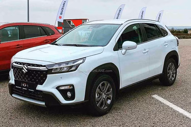 Tại châu Âu, giá xe Suzuki S-Cross 2022 khởi điểm từ 24.999 bảng (tương đương khoảng 755 triệu đồng) cho bản Motion và 29.799 bảng (tương đương khoảng 900 triệu đồng) với bản Ultra. Với giá trên, Suzuki S-Cross cao ngang Toyota Corolla Cross đang bán ở Việt Nam và cơ hội cạnh tranh là rất khó khăn.
