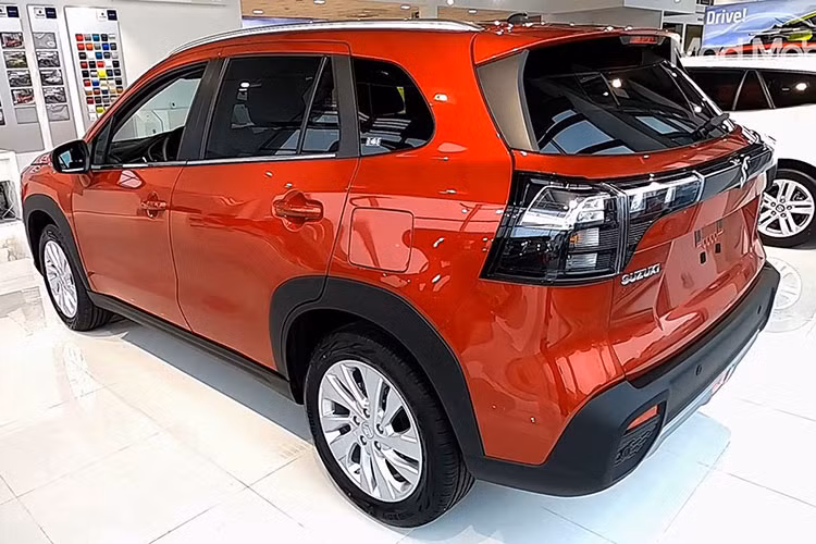 Theo đó, mẫu xe SUV Suzuki S-Cross 2022 mới này có chiều Dài x Rộng x Cao lần lượt là 4.300 x 1.785 x 1.585 (mm), chiều dài 2.600 mm. Kích thước này của S-Cross tương đương với các mẫu xe hạng B-SUV đang bán ở Việt Nam như Kia Seltos, Hyundai Kona và thiết kế khá giống Toyota Corolla Cross.