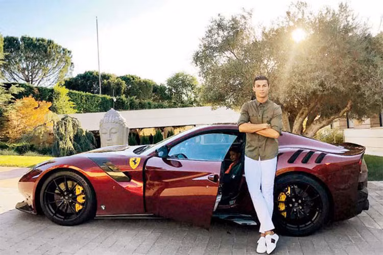 Mẫu siêu xe Ferrari F12tdf này được trang bị khối động cơ V12, dung tích 6,3 lít, tương tự F12 Berlinetta tiêu chuẩn. Tuy nhiên, động cơ được tinh chỉnh lại giúp sản sinh công suất tối đa 780 mã lực và mô-men xoắn cực đại 705 Nm. Như vậy, so với F12 Berlinetta tiêu chuẩn, siêu xe Ferrari F12tdf mới mạnh hơn 40 mã lực và 15 Nm. 
