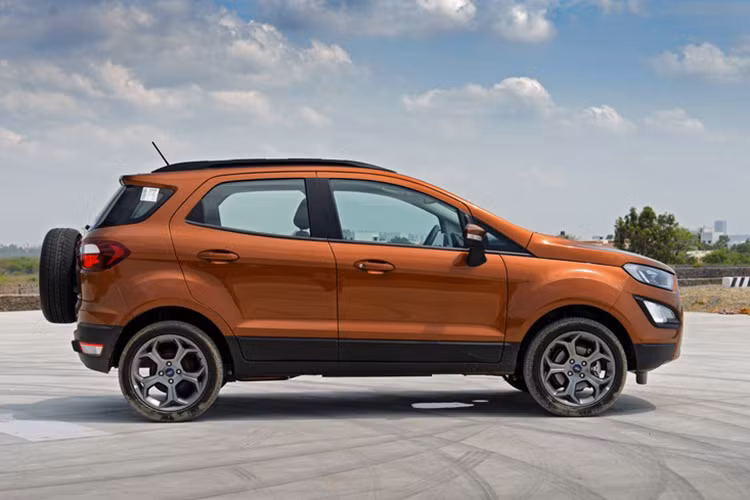 Cụ thể, hãng xe Mỹ vừa ra mắt phiên bản Ford EcoSport Thunder Edition, đồng thời tăng tính nội địa hóa cho EcoSport ở Ấn Độ để giảm bớt giá thành. Về ngoại hình, phiên bản nâng cấp mới của mẫu crossover cỡ nhỏ này không khác biệt nhiều so với trước đó, kích thước cũng như ngoại hình đều được giữ nguyên.