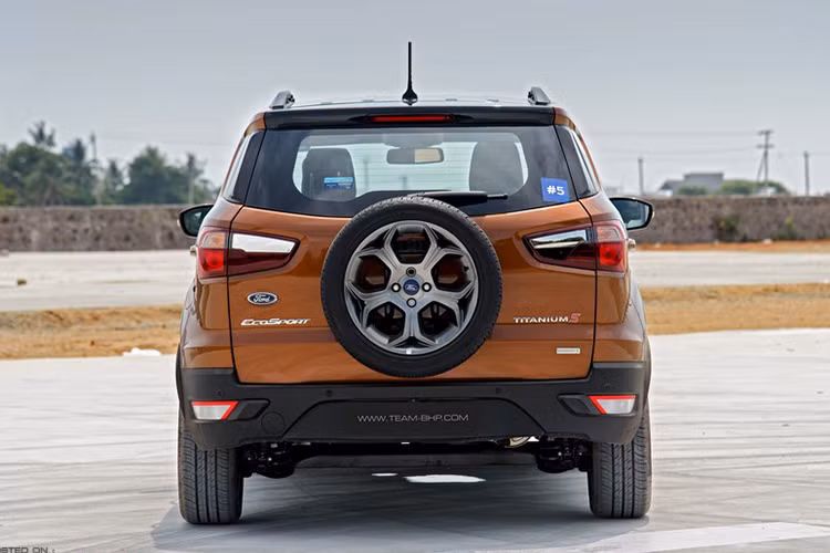 Xe sử dụng loại bánh hợp kim đen 17 inch độc đáo được bọc trong lốp Bridgestone Ecopia. Thêm vào đó, vỏ bánh xe dự phòng cũng sử dụng tông màu đen. Đuôi xe và cản sau, đèn báo... không thay đổi.