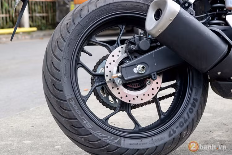 MT-03 sở hữu động cơ có dạng 2 xi-lanh thẳng hàng DOHC 4 van 321 cc, phun xăng điện tử, đạt công suất tối đa lên tới 42 PS và mô-men xoắn cực đại 29,6 Nm với R3. Xe sử dụng trái piston 68 mm, hành trình xi-lanh 44,1 mm, tỉ số nén 11.2:1 và mạnh mạnh tương đương một số dòng xe 400 cc của chính Yamaha và cả của các đối thủ khác.