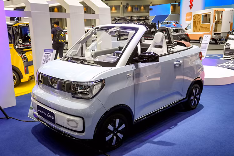  Wuling Mini Convertible EV chạy điện cỡ nhỏ - phiên bản mui trần của mẫu xe điện Hongguang Mini EV. Xe hiện đang có mặt tại Thái Lan trong khuôn khổ triển lãm Motor Expo 2023 tổ chức tại thành phố Nonthaburi.