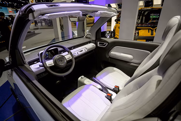 Bảng táp-lô của mẫu xe điện mui trần này có thiết kế khá tương tự mẫu xe Wuling Air EV hiện đang bán tại Thái Lan. Thiết kế này có phần đơn giản, nổi bật với các đường mạ crôm ở nhiều chi tiết khác nhau.