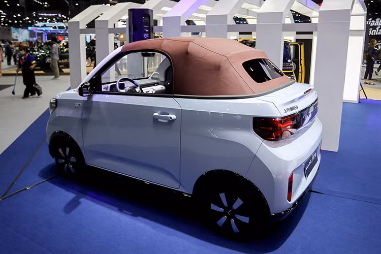 Về vận hành, Wuling Mini Convertible EV được trang bị một mô-tơ điện được lắp ở trục bánh trước, sản sinh công suất 40 mã lực cùng mô-men xoắn 110 Nm. Theo công bố, tốc độ tối đa của xe được giới hạn ở mức 100 km/h. Đi kèm hệ truyền động này là cụm pin LFP có dung lượng 26,5 kWh, giúp chiếc xe điện mini mui trần có thể di chuyển tối đa 280 km mỗi lần sạc đầy, theo tiêu chuẩn CLTC.