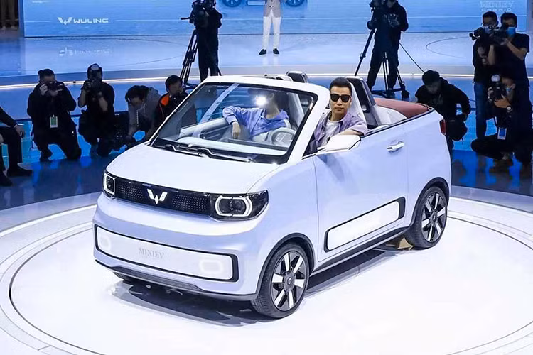 Về an toàn, Wuling Mini Convertible EV được trang bị hệ thống hỗ trợ khởi hành ngang dốc, camera lùi, hệ thống chống bó cứng phanh, hệ thống phân bổ lực phanh điện tử, hệ thống giám sát áp suất lốp, 2 vị trí ISOFIX và túi khí kép ở phía trước.