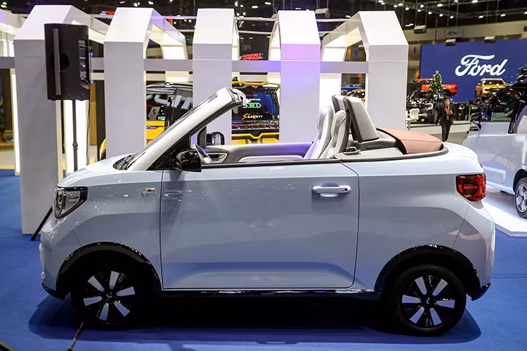 Dường như, Wuling Mini Convertible tại Thái Lan chính là tên gọi khác của Wuling Mini EV Cabrio - phiên bản mui trần của mẫu xe điện “ăn khách” Hongguang Mini EV, ra mắt tại thị trường quê nhà Trung Quốc vào đầu tháng 11/2023 vừa qua.