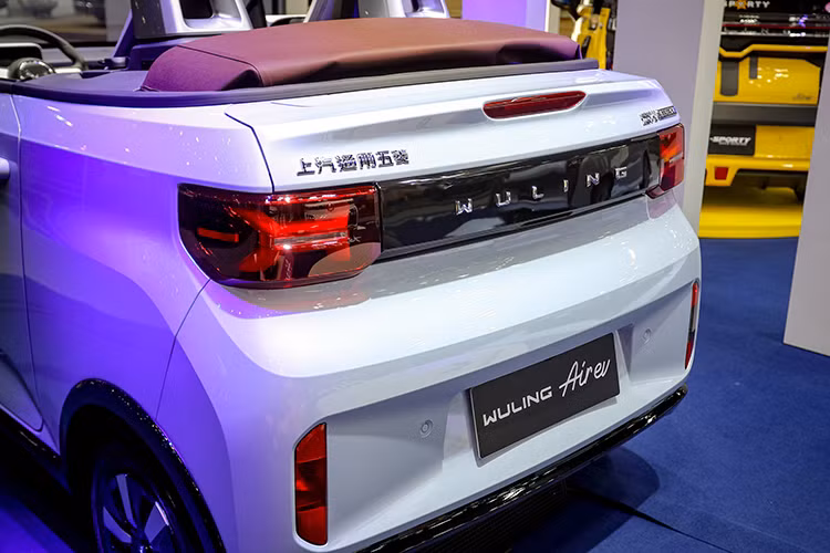 Một số chi tiết vuông vức trên bản có mui đã được tinh chỉnh để Wuling Mini Convertible EV có diện mạo khác biệt. Cụm đèn LED phía trước đã được tích hợp thêm đèn định vị ban ngày hình chữ C đối xứng, thêm vào đó là một cụm đèn vuông ở dưới cản trước. Phía sau xe nổi bật với bộ đèn hậu cỡ lớn mang phong cách Cyberpunk X.