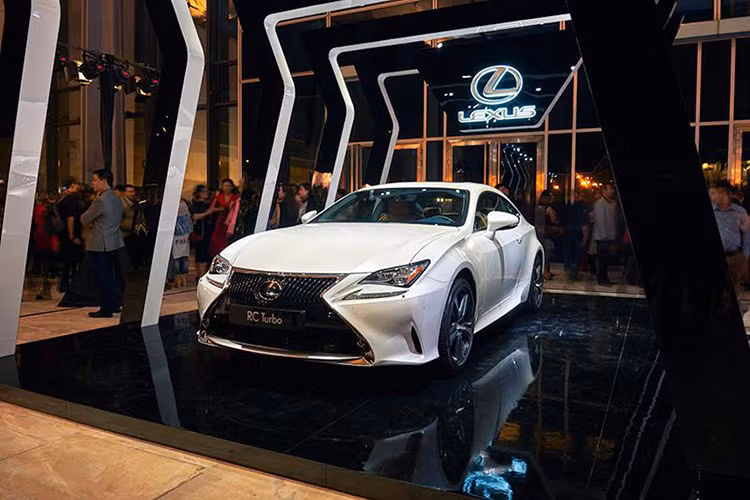 Tại Tuần lễ thời trang quốc tế 2016 này, Lexus Việt Nam đã cung cấp phương tiện vận chuyển cho sự kiện bao gồm những mẫu xe Lexus mới nhất như; LX 570, RX 350, RX Turbo, NX Turbo và ES 350 cho toàn bộ khách mời, nhà thiết kế trong nước và quốc tế đến tham dự. 