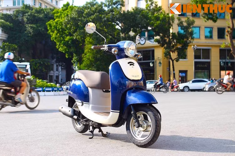 Xuất hiện lần đầu vào năm 2002, chiếc xe ga Honda Giorno nhỏ bé này chủ yếu được thiết kế chủ yếu hướng tới nữ giới để di chuyển trong các đô thị lớn. Mẫu xe này trước đây thường được những gia đình khá giả tại Việt Nam sử dụng, do mức giá đắt vì nhập khẩu nguyên chiếc từ Nhật Bản.