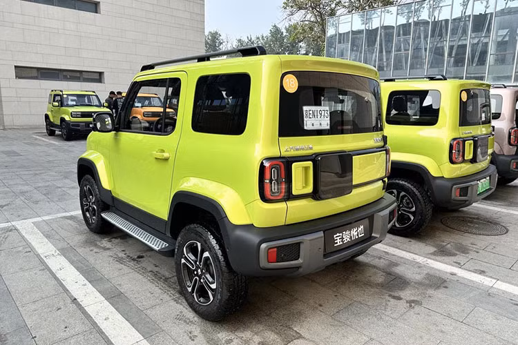 Mẫu mini-SUV có cấu hình 4 chỗ ngồi với số đo tổng thể chiều dài x rộng x cao lần lượt là 3.381 x 1.685 x 1.721 mm và chiều dài cơ sở chỉ 2.110 mm. So sánh với mẫu SUV nhỏ gọn chạy động cơ xăng là Suzuki Jimny, mẫu xe điện của Trung Quốc ngắn hơn tới 214 mm nhưng có chiều cao và bề ngang tương đương.