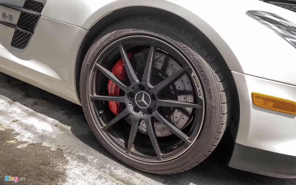 Xe sử dụng vành hợp kim do AMG chế tạo, kích thước 20 inch, màu sơn đen mờ, kẹp phanh màu đỏ. Đi kèm với bộ lốp 265/35 ZR 19 phía trước và 295/30 ZR 20 phía sau.