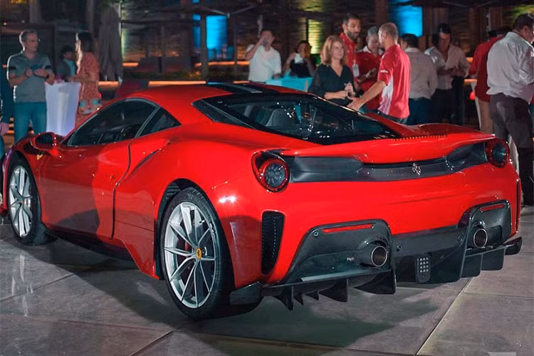 Ngoài động cơ V8 tăng thêm 50 mã lực so với 488 GTB, Ferrari 488 Pista còn có trọng lượng "giảm cân" khoảng 90 kg so với bản tiêu chuẩn, những điều này đã giúp Ferrari 488 Pista chỉ mất thời gian 2,85 giây là có thể tăng tốc từ 0-100 km/h trước khi đạt vận tốc tối đa 330 km/h.