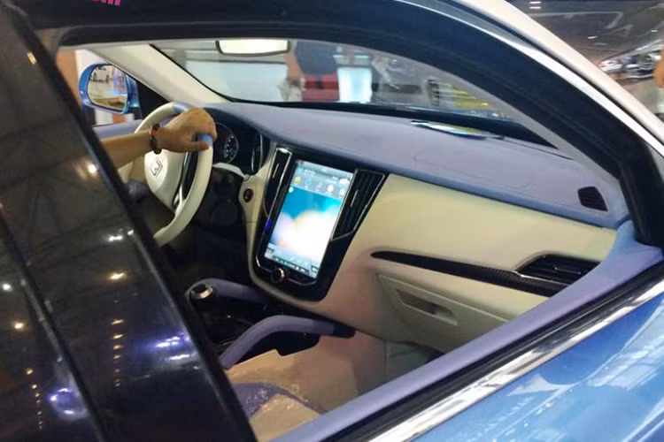 Nếu như bên ngoài Zotye S21 nhái phong cách Audi Q3 thì bên trong xe lại là một bản sao của chiếc siêu xe điện Tesla Model S.