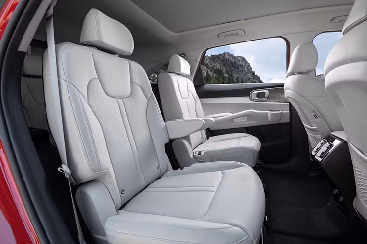 Ngoài ra, sẽ không bất ngờ nếu Kia Sorento HEV 2023 tại Việt Nam cũng có các tính năng an toàn chủ động ADAS như hỗ trợ cảnh báo va chạm phía trước, hệ thống kiểm soát hành trình thông minh và hỗ trợ giữ làn đường...
