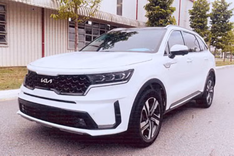 So với phiên bản dùng động cơ xăng 2.5L có lượng nhiên liệu tiêu thụ 10,8 lít/100 km trong đô thị, 6,3 lít/100 km ngoài đô thị và 7,9 lít/100 km kết hợp, Kia Sorento HEV 2023 tiết kiệm hơn đáng kể.