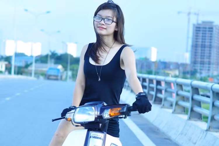 Khi được hỏi vì sao lại chọn một chiếc xe số đời cũ mà không phải là SH, Vespa... Phương chia sẻ cô thích xe số vì nó tạo cho mình cảm giác mạnh mẽ, năng động khi điều khiển. Bản thân cô cũng đang là sinh viên, chi phí để trả cho một chiếc xe số sẽ rẻ hơn nhiều so với tay ga.