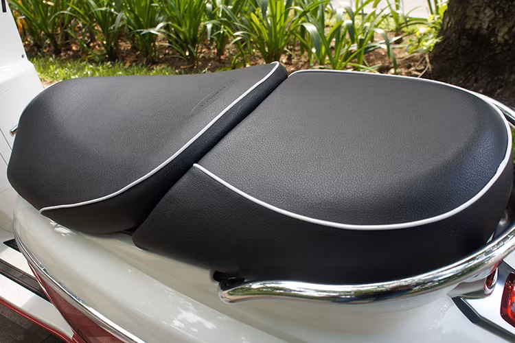 Tương tự chiếc Vespa GTV, yên xe của Django cũng được thiết kế tính tế dạng tách rời thành 2 nửa cho người ngồi trước và ngồi sau xe. Tay xách phía sau dạng kim loiaj sáng bóng khá tiện lợi cho người sử dụng.