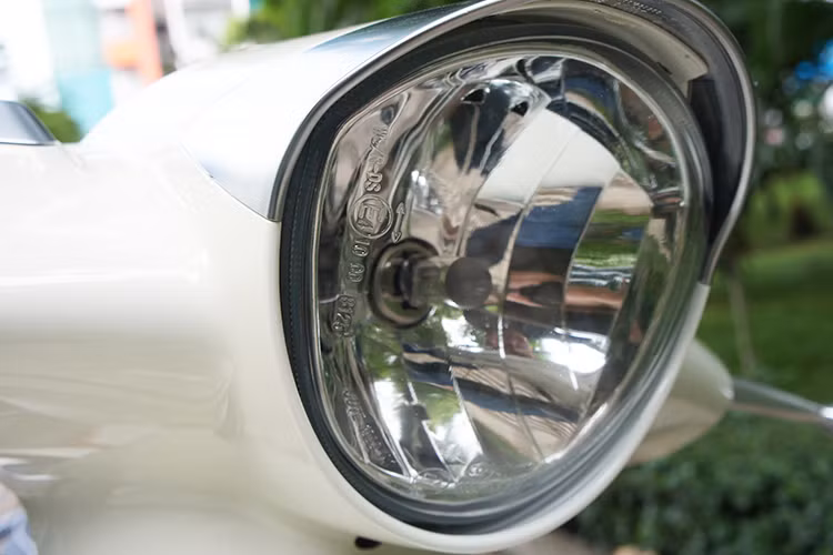 Peugeot Django 125 với đèn pha được thiết kế đơn giản mang hơi hướng cổ điển. Phía dưới là cặp đèn xi-nhan LED nằm ở trên yếm trước. Là một hãng sản xuất ôtô, Peugeot cũng đã tích hợp cho Django phần viền chữ V bao quanh logo sư tử truyền thống, tương tự như trên lưới tản nhiệt các dòng xe hơi của hãng.