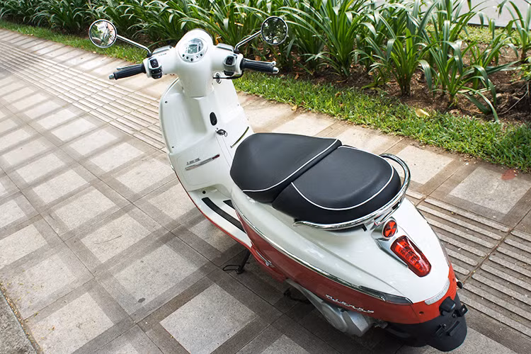 Mẫu xe tay ga này sở hữu kích thước dài x rộng x cao lần lượt là 1.925 mm, 710 và 1.150 mm. Độ cao tới yên 770 mm. Theo cảm nhận ban đầu, Django là mẫu xe bánh nhỏ, quý phái theo phong cách cổ điển châu Âu, đặc biệt phù hợp với phụ nữ khi sử dụng trong đô thị.