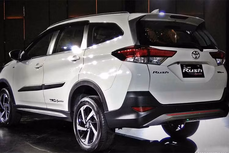 Nằm trong phân khúc xe hạng B 7 chỗ, Toyota Rush mới có kích thước khá nhỏ nhắn với chiều dài chỉ 4.435mm, rộng 1.695mm, cao 1.705mm và trục cơ sở dài 2.685mm. Phần đuôi xe được thiết kế đơn giản nhưng mạnh mẽ với nhiều đường gân nổi và các đèn hậu LED chạy rộng ngang.
