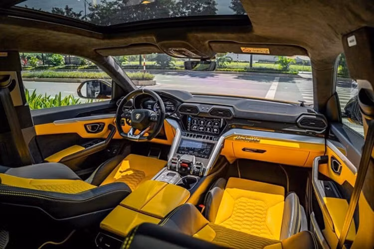 Ở đuôi xe, khe thoát gió đặt ở vòm bánh sau của siêu SUV Lamborghini Urus S được chuyển hướng chéo về phía trước, còn bản cũ khe gió được hướng về sau cửa khoang hành lý. Logo "Urus S" đặt ở cửa sau bên hông cũng là một điểm mới so với bản cũ.