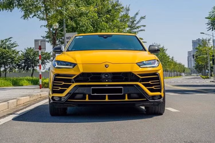 Hộp số của Lamborghini Urus S là loại tự động 8 cấp, kết hợp cùng hệ thống dẫn động 4 bánh với vi sai cầu trước, vi sai trung tâm Torsen và vi sai chủ động tại cầu sau. Sức mạnh này giúp Urus S tăng tốc 0-100 km/h trong 3,5 giây và 0-200 km/h trong 12,5 giây.