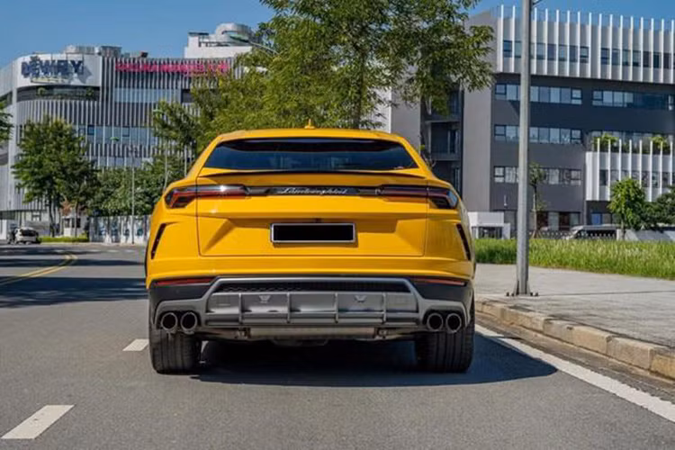 amborghini Urus S cung cấp đến 7 chế độ lái gồm Strada, Sport, Corsa, Ego trên đường thường cùng các chế độ địa hình khác nhau như Terra (offroad), Neve (tuyết) và Sabbia (cát). Trái tim của Lamborghini Urus S vẫn là động cơ tăng áp kép V8, dung tích 4.0L cho ra công suất 656 mã lực và mô-men xoắn 850 Nm.