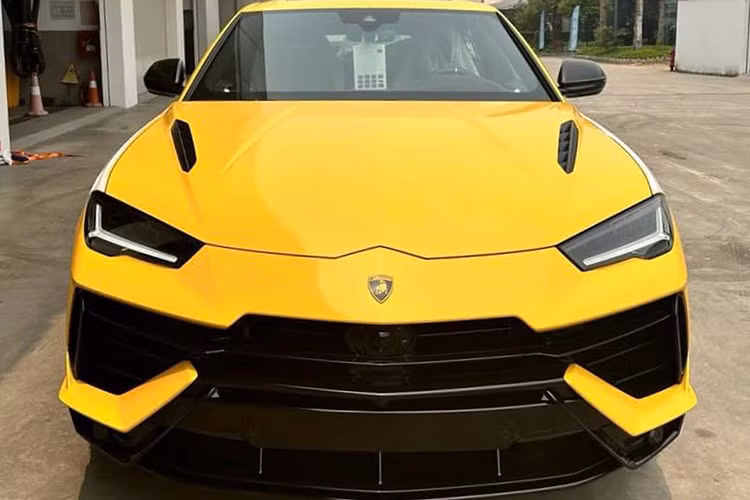 So với bản cũ, Lamborghini Urus S thế hệ mới có lưới tản nhiệt khác biệt với họa tiết nan ngang kéo dài sang hai bên. Đường gân trên nắp capô của bản S cũng rõ ràng và cứng cáp hơn phiên bản cũ, ngoài ra nó còn được bổ sung khe gió tản nhiệt.