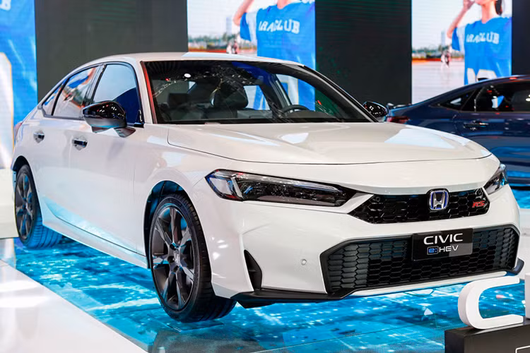  Honda Civic e:HEV RS: Giá 999 Triệu Đồng Lần đầu tiên ra mắt tại triển lãm Vietnam Motor Show 2024, Honda Civic e:HEV RS nhanh chóng thu hút sự chú ý với động cơ hybrid mạnh mẽ. Xe sử dụng máy xăng 2.0L kết hợp 2 mô-tơ điện cho công suất 200 mã lực và mô-men xoắn 315 Nm.