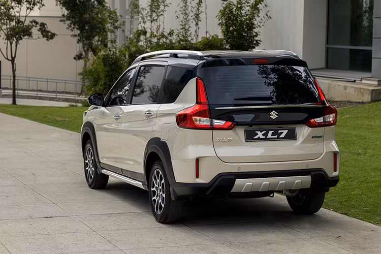 Điểm mạnh của mẫu xe MPV Suzuki XL7 Hybrid 2024 mới tại Việt Nam chính là mức tiêu thụ nhiên liệu thấp nhất đạt 5,36 lít/100 km, cùng với chính sách bảo hành pin 8 năm hoặc 160.000 km.