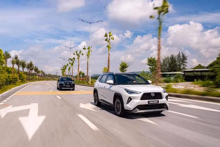 Toyota Yaris Cross là mẫu xe hoàn toàn mới, vừa ra mắt thị trường Việt Nam vào ngày 19/9/2023. Do đó, doanh số 180 xe chỉ trong thời gian chưa đầy nửa tháng vẫn là kết quả đáng ghi nhận của mẫu SUV cỡ B này. Xe được nhập khẩu nguyên chiếc từ Indonesia và có giá bán khá cao trong phân khúc, dao động từ 730 - 850 triệu đồng.
