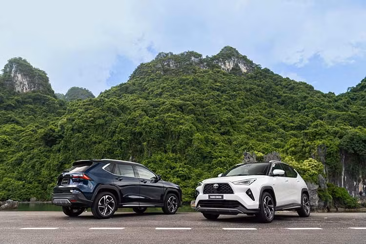 Toyota Yaris Cross tại Việt Nam chỉ có 2 phiên bản là máy xăng và hybrid. Bản máy xăng dùng động cơ 4 xi-lanh, dung tích 1.5L với công suất tối đa 105 mã lực và mô-men xoắn cực đại 138 Nm, kết hợp cùng hộp số biến thiên vô cấp D-CVT. Phiên bản hybrid dùng động cơ xăng 1.5L mạnh 90 mã lực, mô-tơ điện có công suất tối đa 79 mã lực và pin lithium-ion.