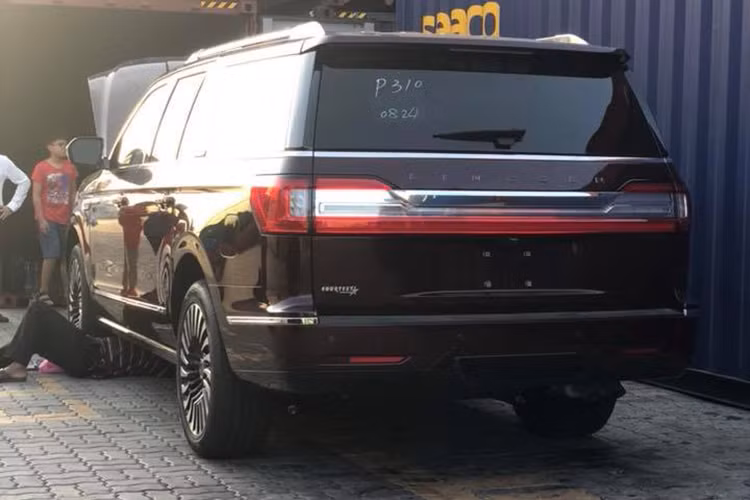 Chiếc Lincoln Navigator Black Label L 2018 của đại gia Hà tĩnh này được trang bị động cơ xăng V6, dung tích 3.5 lít, tăng áp kép, sản sinh công suất tối đa 450 mã lực và mô-men xoắn cực đại 675 Nm. Ford trang bị cho chiếc SUV hạng sang cỡ lớn của mình hộp số tự động 10 cấp.