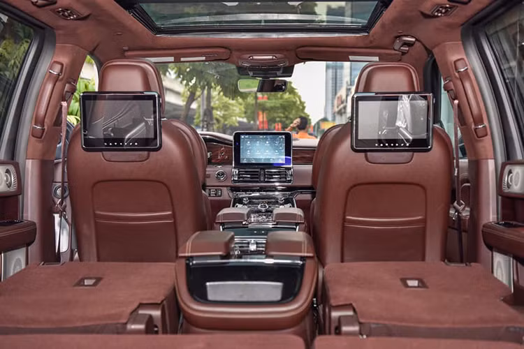 Các trang bị công nghệ an toàn trên mẫu xe SUV hạng sang cỡ lớn Lincoln Navigator Black Label L 2018 độc nhất tại Hà Tĩnh này bao gồm camera 360 độ, hiển thị thông tin trên kính lái HUD, hỗ trợ cảnh báo điểm mù, chiếu sáng thích ứng trong đêm, cảnh báo va chạm phía trước.