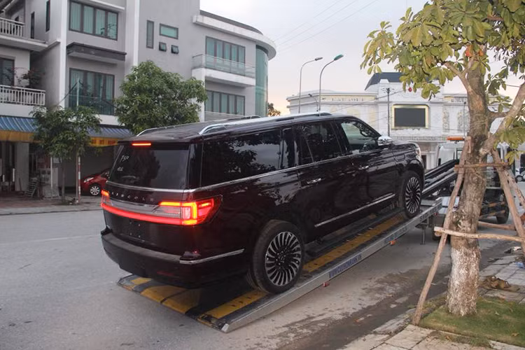 Được biết, chiếc Lincoln Navigator đời 2018 đầu tiên có mặt tại Hà Tĩnh thuộc phiên bản cao cấp và đắt nhất là Black Label L. Phiên bản cao cấp này dài hơn bản tiêu chuẩn, đạt 5.636 mm, chiều cao 1.932 mm và chiều rộng 2.382 mm. Chiều dài cơ sở lên tới 3.342 mm và nặng hơn 2,7 tấn.