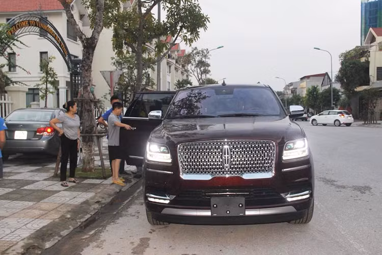 Theo phía công ty nhập khẩu tư nhân tại Hà Nội, giá xe Lincoln Navigator Black Label L 2018 này là khoảng hơn 9 tỷ đồng. Đối thủ chính của xe là những cái tên sừng sỏ như Lexus LX570 Super Sport, Cadillac Escalade hay Infiniti QX80... Đây cũng là chiếc Lincoln Navigator Black Label L 2018 thứ hai được các đại gia Hà Tĩnh mua về sử dụng.