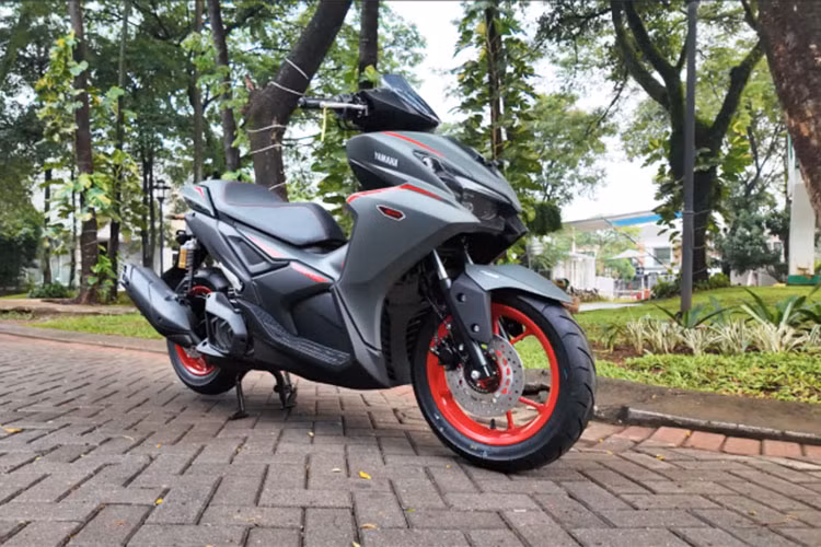 Mới đây, mẫu xe tay ga thể thao Yamaha Aerox Alpha 2025 (được biết đến tại thị trường Việt Nam với tên gọi Yamaha NVX). Mẫu xe ga Yamaha NVX 2025 về Việt Nam dưới dạng nhập khẩu tư nhân từ Indonesia, đây là phiên bản mới nhất của dòng xe ga trung cấp.