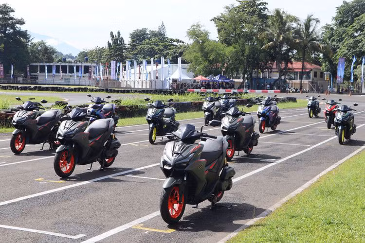 Về hệ thống treo, xe vẫn sử dụng phuộc ống lồng phía trước và giảm xóc đôi phía sau, mang lại độ ổn định cao khi di chuyển ở tốc độ cao hoặc qua những đoạn đường gồ ghề. Lốp không săm kích thước lớn (110/80-14 ở bánh trước và 140/70-14 ở bánh sau) giúp tăng độ bám đường. 