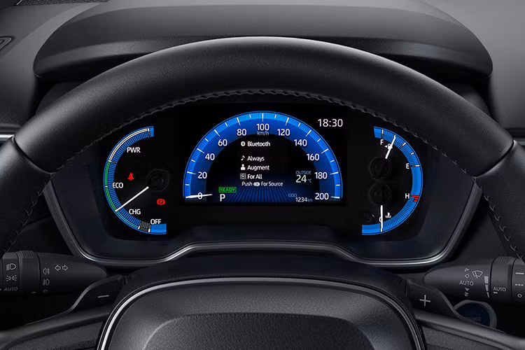 Theo hãng Toyota, mẫu SUV mới này cung cấp không gian rộng rãi cho 5 người ngồi và có thể tích khoang hành lý 487 lít. Toyota Corolla Cross có các trang bị công nghệ an toàn như cảnh báo va chạm phía trước, cảnh báo chệch làn, đèn pha tự động, gương chiếu hậu tự động chỉnh góc thấp khi lùi, camera 360 độ, 7 túi khí.