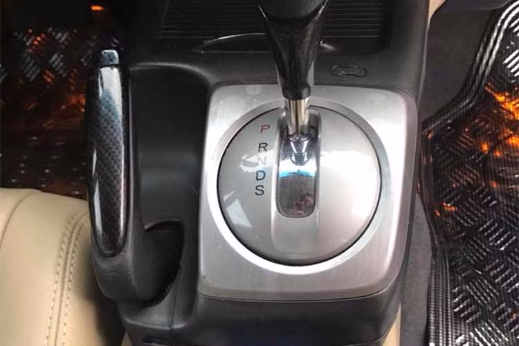 Chiếc xe Honda Civic độ ấn tượng này là phiên bản 2.0 cao cấp nhất, điều này có thể dễ dàng nhận ra qua cửa sổ trời xuất hiện trên nóc xe. Động cơ này có sức mạnh 152 mã lực và momen xoắn tối đa 190 Nm, đi cùng hộp số tự động 5 cấp. Ưu điểm của cụm động cơ này là tiết kiệm nhiên liệu đi kèm với khả năng vận hành tương đối bền bỉ. 