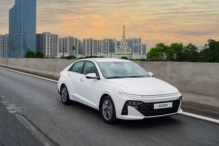  Hyundai Accent: 1.290 xe Mẫu sedan của Hyundai đạt doanh số trong tháng 9 là 1.290 xe, tăng 37,6% so với tháng trước (937 xe). Tổng cộng 9 tháng đầu năm 2024, có 8.200 xe Hyundai Accent được bán ra thị trường, ít hơn Toyota Vios 612 xe. Accent mới có 4 phiên bản, trang bị động cơ Smartstream 1.5L. Trong đó, bản số sàn giá 439 triệu đồng. Ba phiên bản số tự động giá từ 489-569 triệu đồng. 