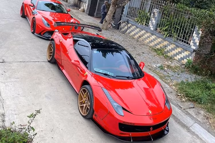 Cuối tuần vừa qua, bộ đôi siêu xe Ferrari 458 độ Liberty Walk cùng Ferrari F12berlinetta độ Duke Dynamics bất ngờ xuất hiện xã Thái Tân, huyện Nam Sách, tỉnh Hải Dương. Nơi đây chính là quê gốc của đại gia siêu xe quận 12, TP HCM - Hoàng Kim Khánh, người sở hữu bộ sưu tập siêu xe và xe siêu sang đáng nể toàn mua theo diện chính hãng ở Việt Nam.