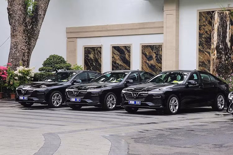 Tất cả xe này đều đáp ứng các yêu cầu về an ninh, an toàn và tiêu chuẩn lễ tân đối ngoại của Bộ Ngoại giao. Ngoài việc tài trợ xe, VinFast cũng sẽ chịu trách nhiệm cung cấp các dịch vụ liên quan đảm bảo xe luôn hoạt động trong điều kiện tốt nhất theo khung dịch vụ chuẩn của VinFast trong suốt quá trình tham gia sự kiện.
