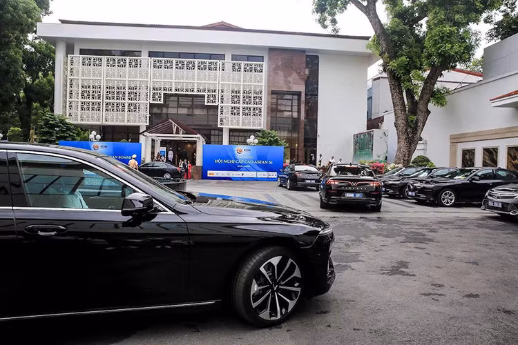 Ngay từ tháng 11 năm ngoái, VinFast và Ủy ban Quốc gia ASEAN 2020 cũng đã tổ chức lễ ký kết, bàn giao 393 xe VinFast Lux A2.0 và Lux SA2.0 để phục vụ Hội nghị cấp cao ASEAN 2020. Theo thông tin từ phía nhà sản xuất xe hơi đầu tiên của Việt Nam, họ đã bàn giao 393 xe Lux A2.0 và SA2.0 cho hồi nghị lần này.